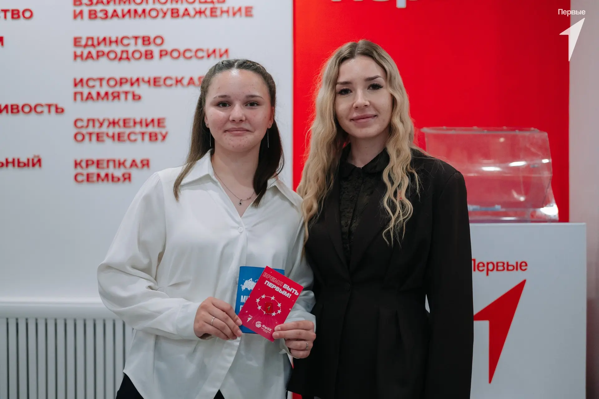 🇷🇺 Сегодня ученице нашей школы - Костюшиной Виктории торжественно вручили паспорт в р...