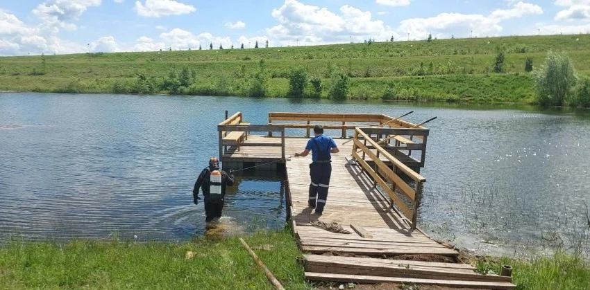 На пляж парка «Яшьлек»  прибыли водолазы для проведения очистки дна водоёма. Работы нап...