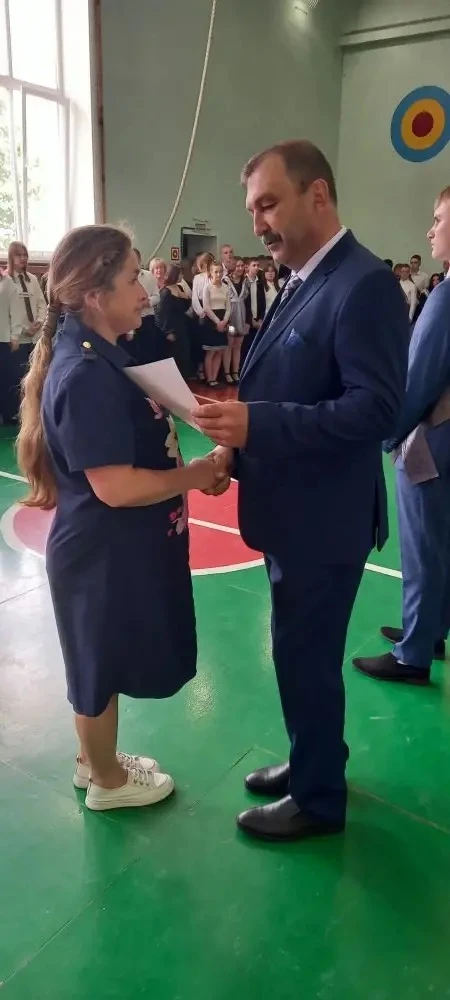 На линейке, посвящённой "Последнему звонку" администрация школы чествовала представител...
