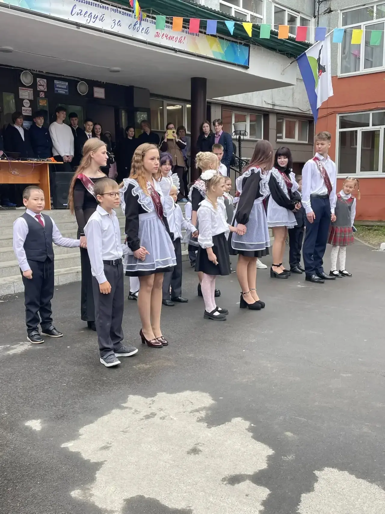 Последний звонок в 9 классе!  Сегодня в нашей школе отзвенел последний звонок для 9-х классов🔔  В эт