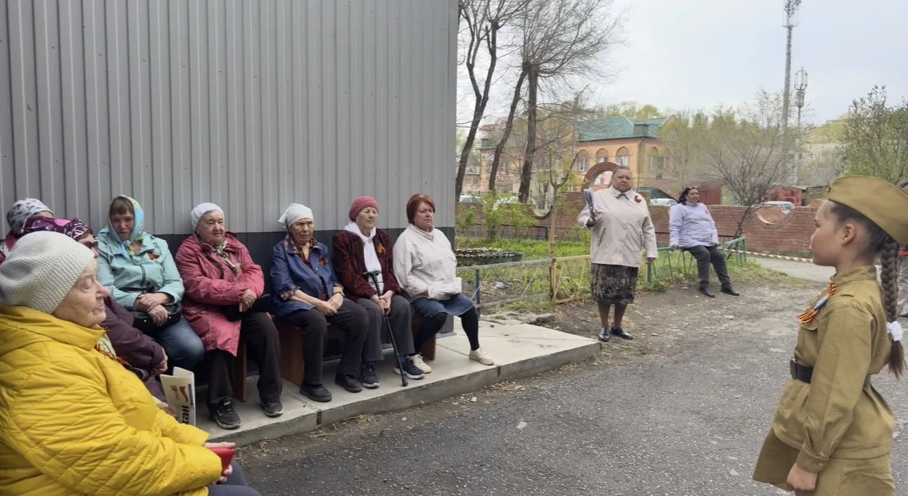 Сегодня наши ученики устроили настоящие концерты во дворах для ветеранов, тружеников тыла и детей во