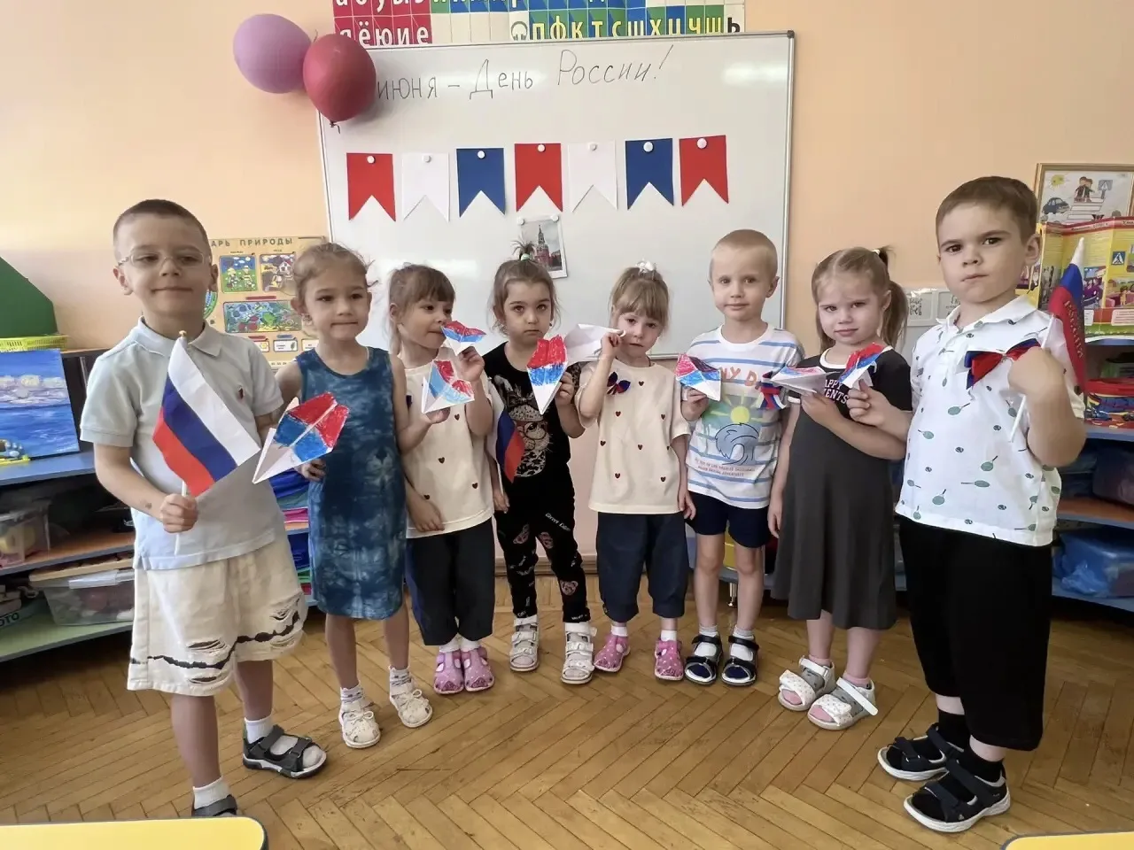 В этот день вокруг красиво: всюду флаги и цветы. День России! День России! Нарядились я и ты.
Почему