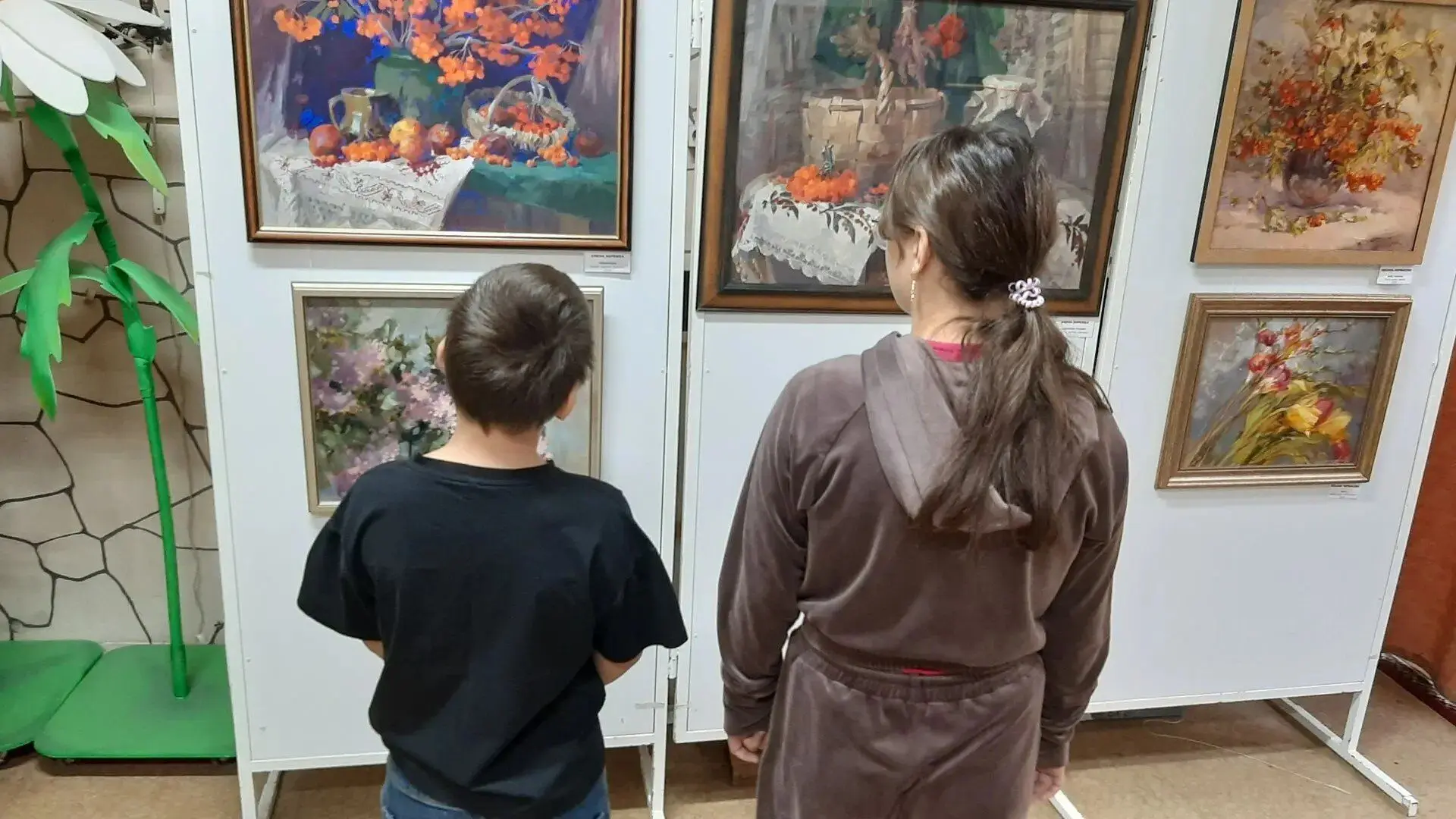 🎨 Магия цвета в глазах наших воспитанников.
 
На днях воспитанники детского дома №31 побывали на вы