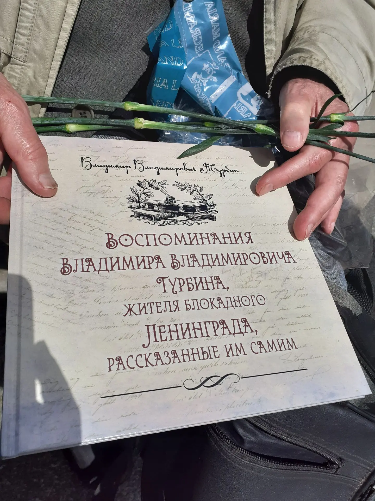 22.06.2026 в День памяти и скорби  участники студенческого объединения  "Волонтеры Блокадной летопис