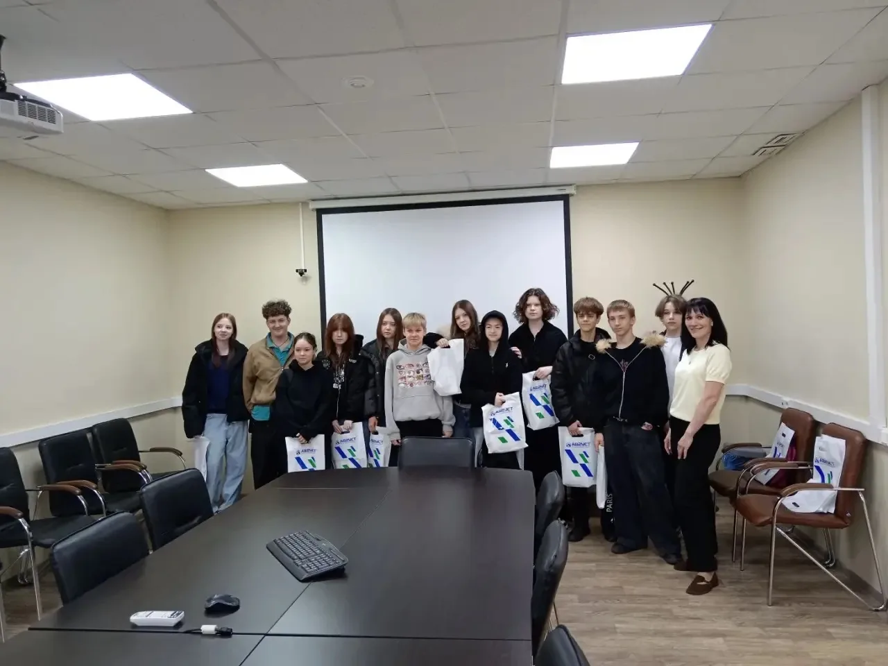Учащиеся 8г класса #tltschool26 в сопровождении классного руководителя Ремпель Елены Борисовны в рам