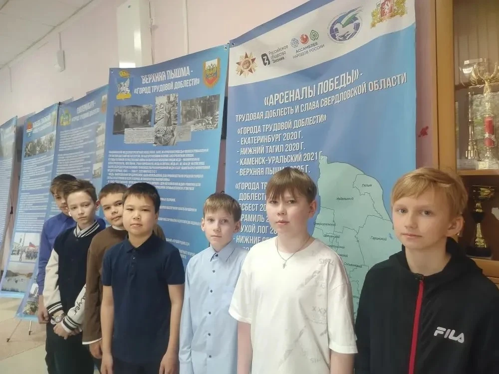 В школе на 1 этаже открылась передвижная выставка «Города трудовой доблести» 🇷🇺
