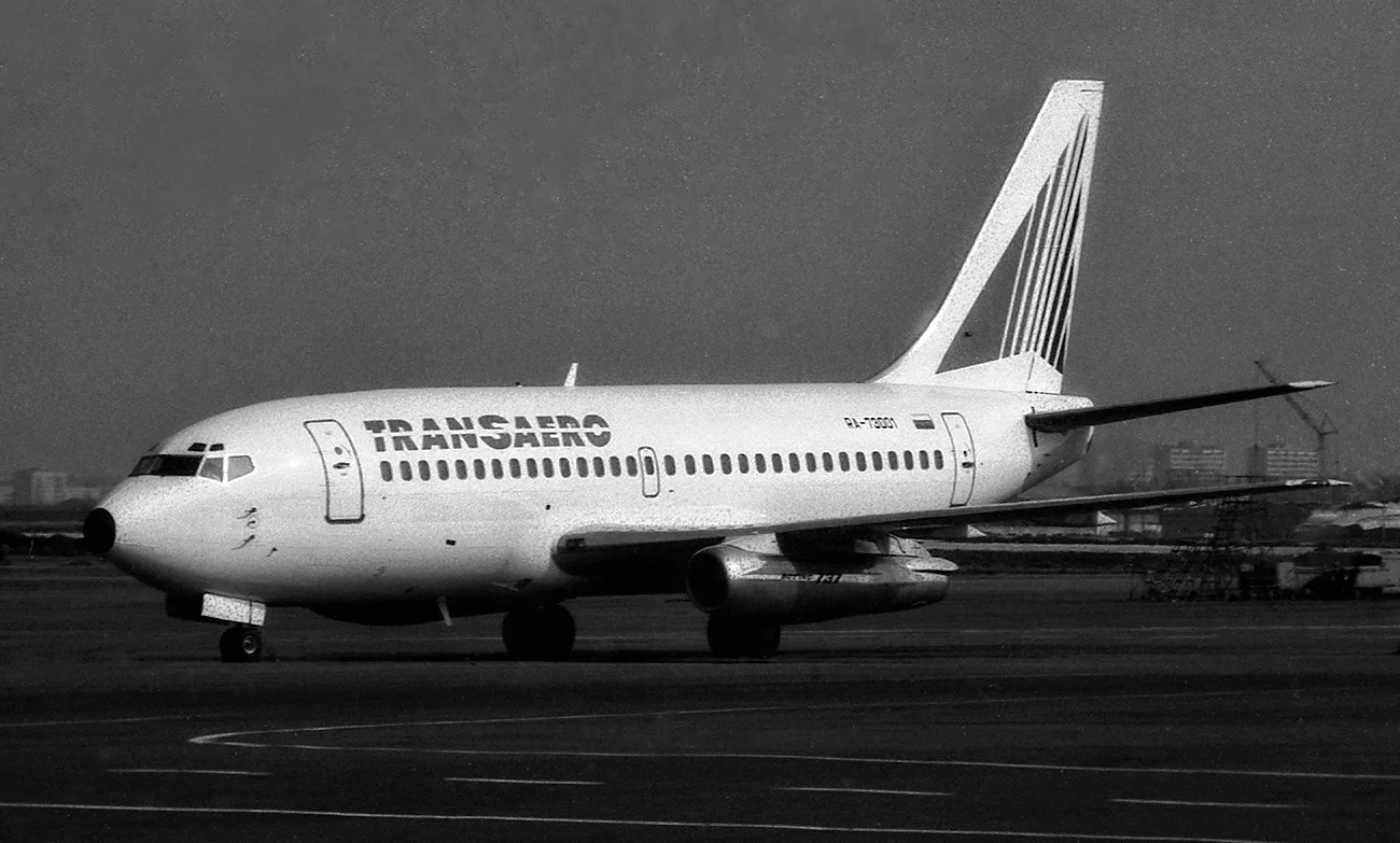 Boeing -737-200 в свои лучшие годы и фото самолёта на задворках аэропорта Домодедово. И...