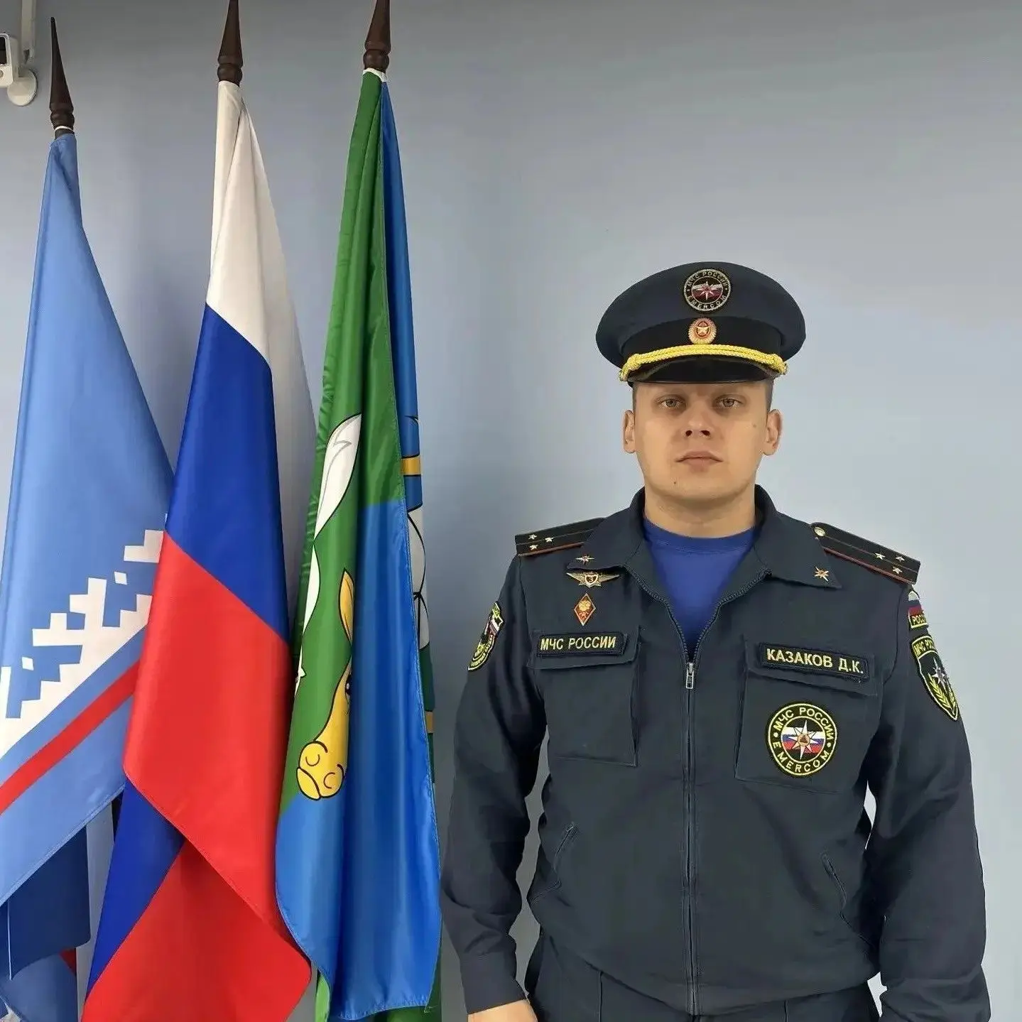 Позировал. Но, увы, не мне.................