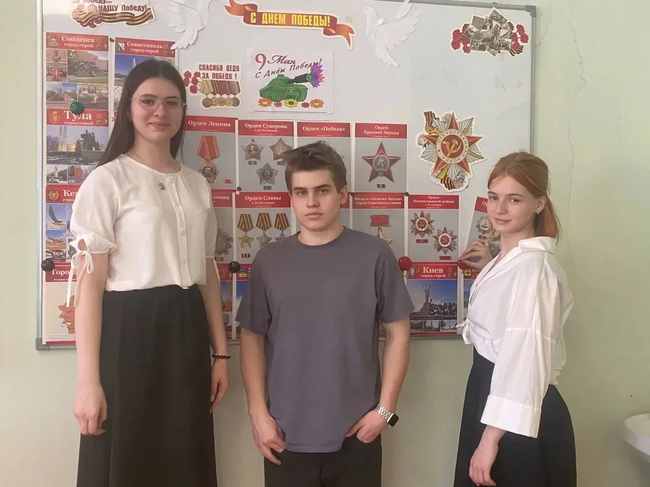 🎖️ Окна, наполненные памятью  🕊️ Юные кураторы первичного отделения «Движения первых» вместе с талан