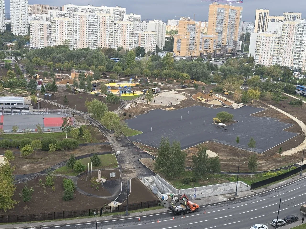 ⚡️ В парке Артёма Боровика готовят площадку под автостоянку?
