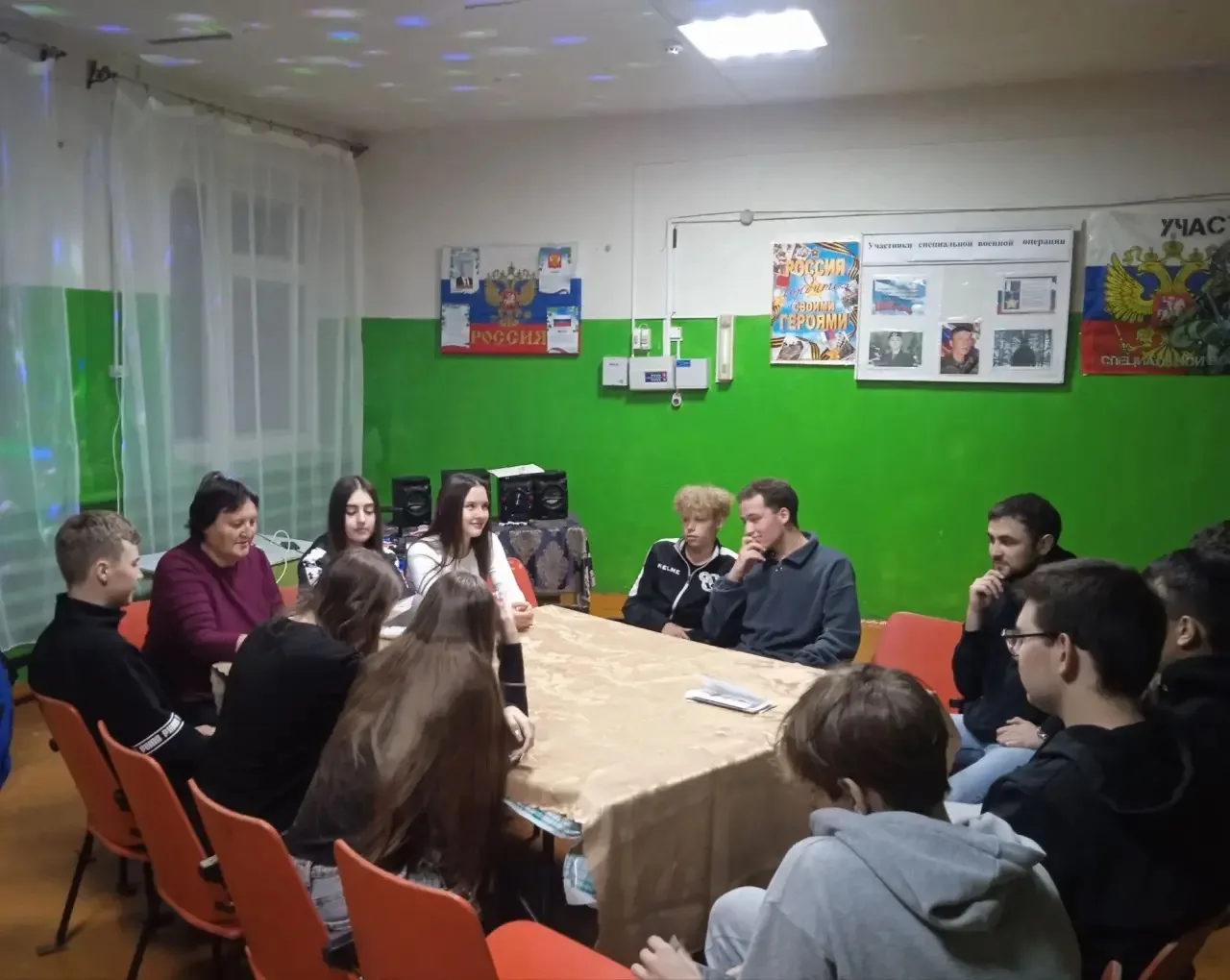 В Ломатском сельском клубе с молодёжью была проведена беседа "Разговор на чистоту", борьба с вредным