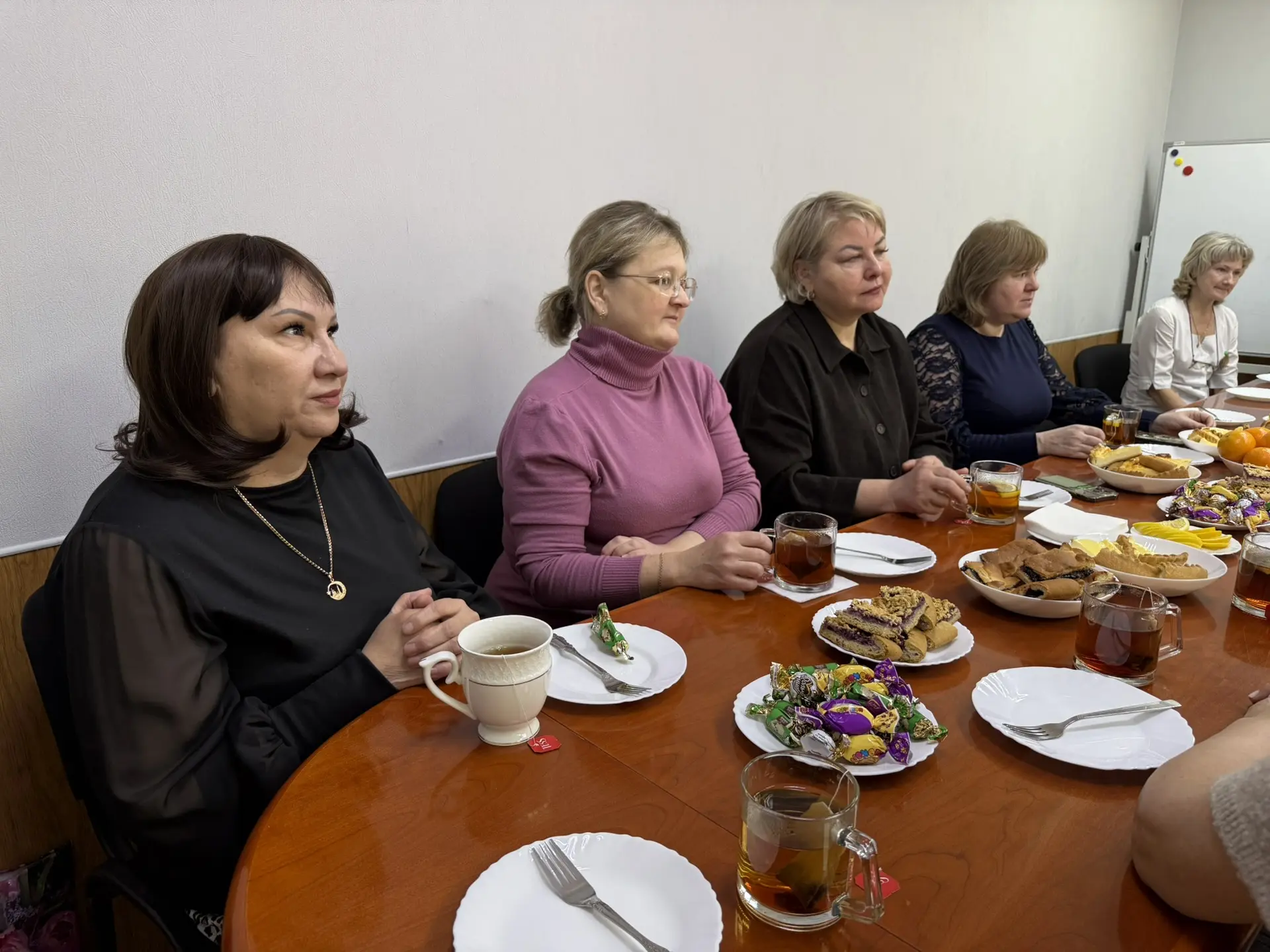Чай с заботой.  💐В преддверии 8 Марта главный врач Нижнекамской ЦРМБ Сергей Мерясев пригласил на чае