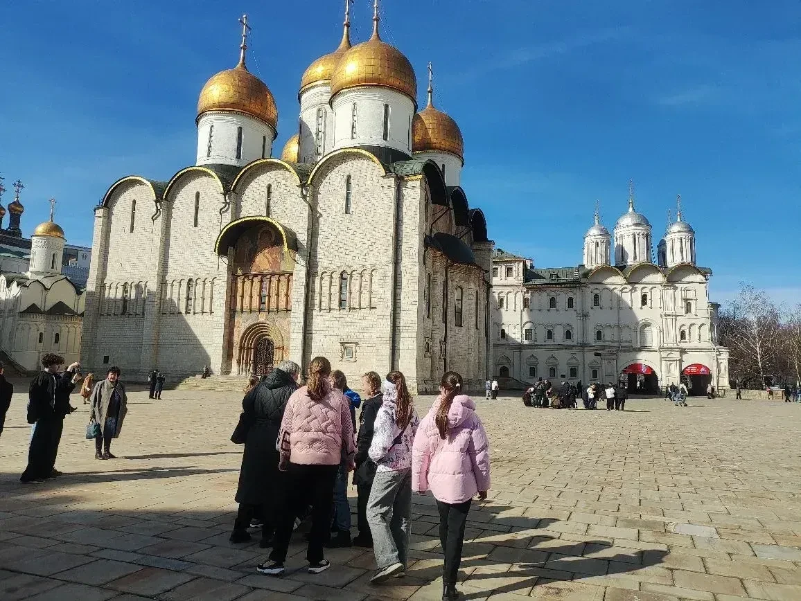УРОК ПОЗНАНИЯ ОТЕЧЕСТВА для лицеистов состоялся в самом сердце столицы России. Школьный десант 6а (к