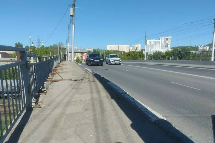 Ремонт моста в Саратове за 109,5 миллиона рублей доверили закончить подрядчику из Пугачева.

В Сарат