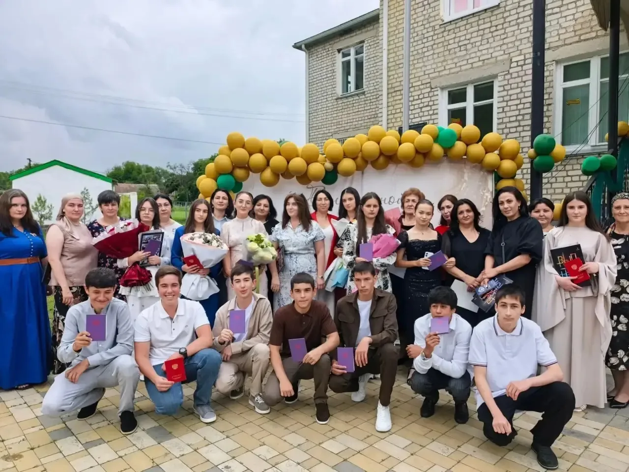 29 июня 2026 года в МБОУ «СШ п. Малокурганный имени М.С. Остроухова» прошло торжественное вручение а
