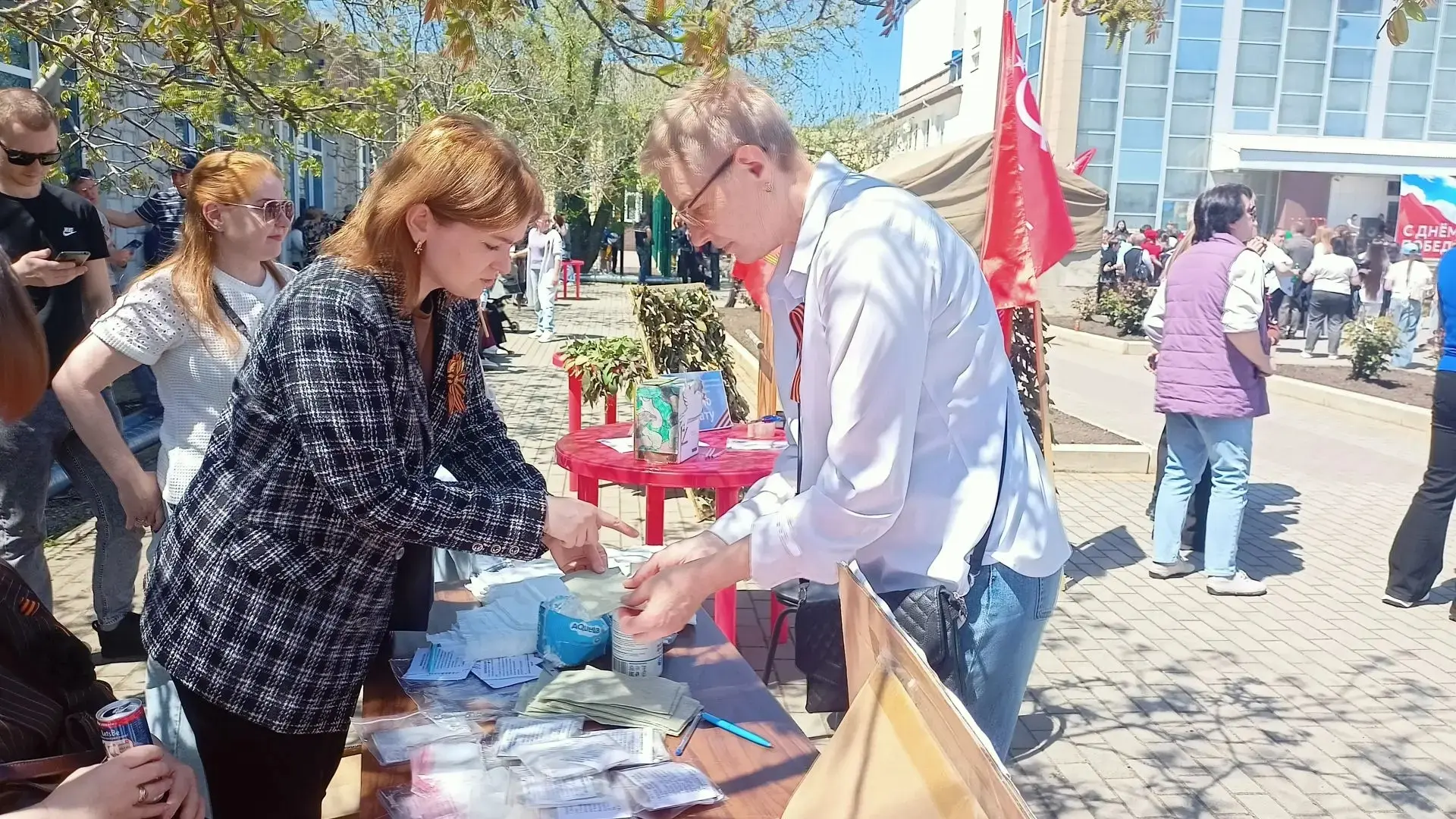 На центральной площади ДК в честь празднования Дня Победы развернули интерактивные площ...