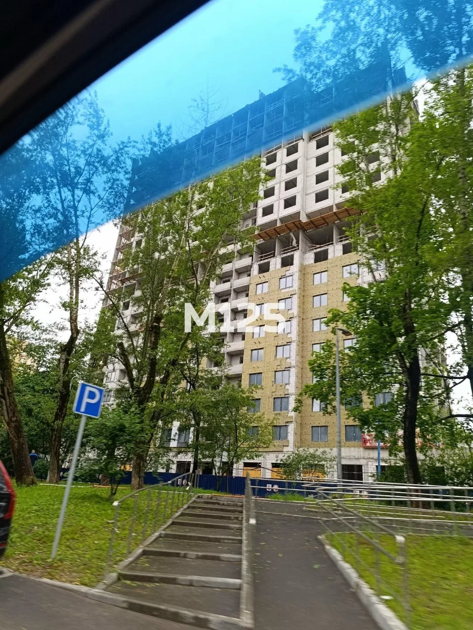 🏗 Пока мы ждём окончательного сноса пятиэтажки на Годовикова, 12к1, по соседству возводят дом по ре