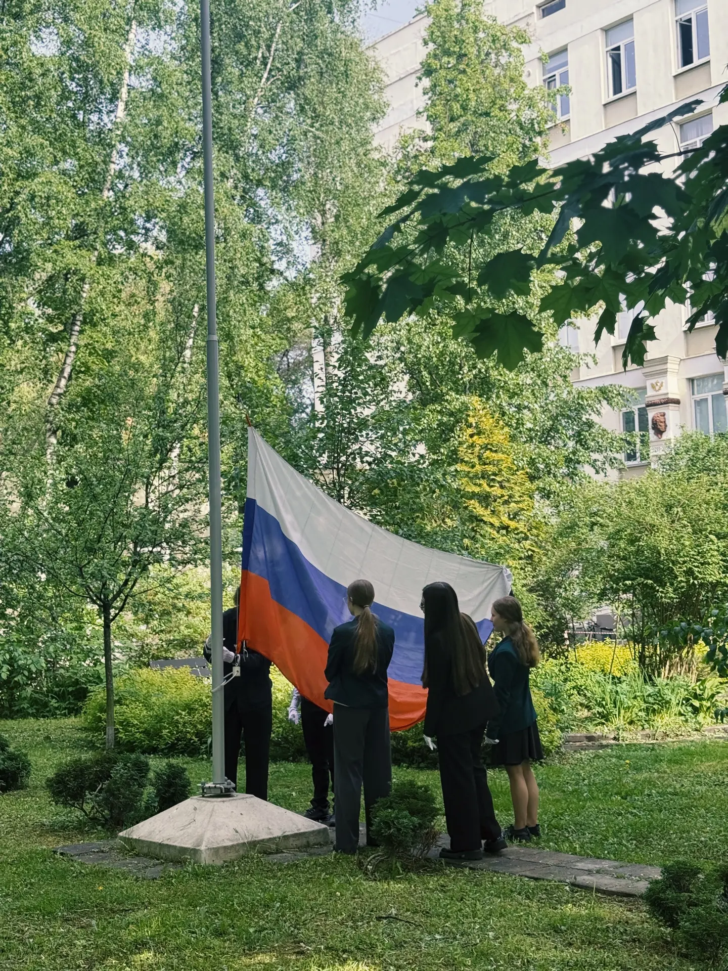 #РоссияМояРодина | Старт новой недели 🇷🇺  Учебная неделя по традиции началась с торжественной церемо
