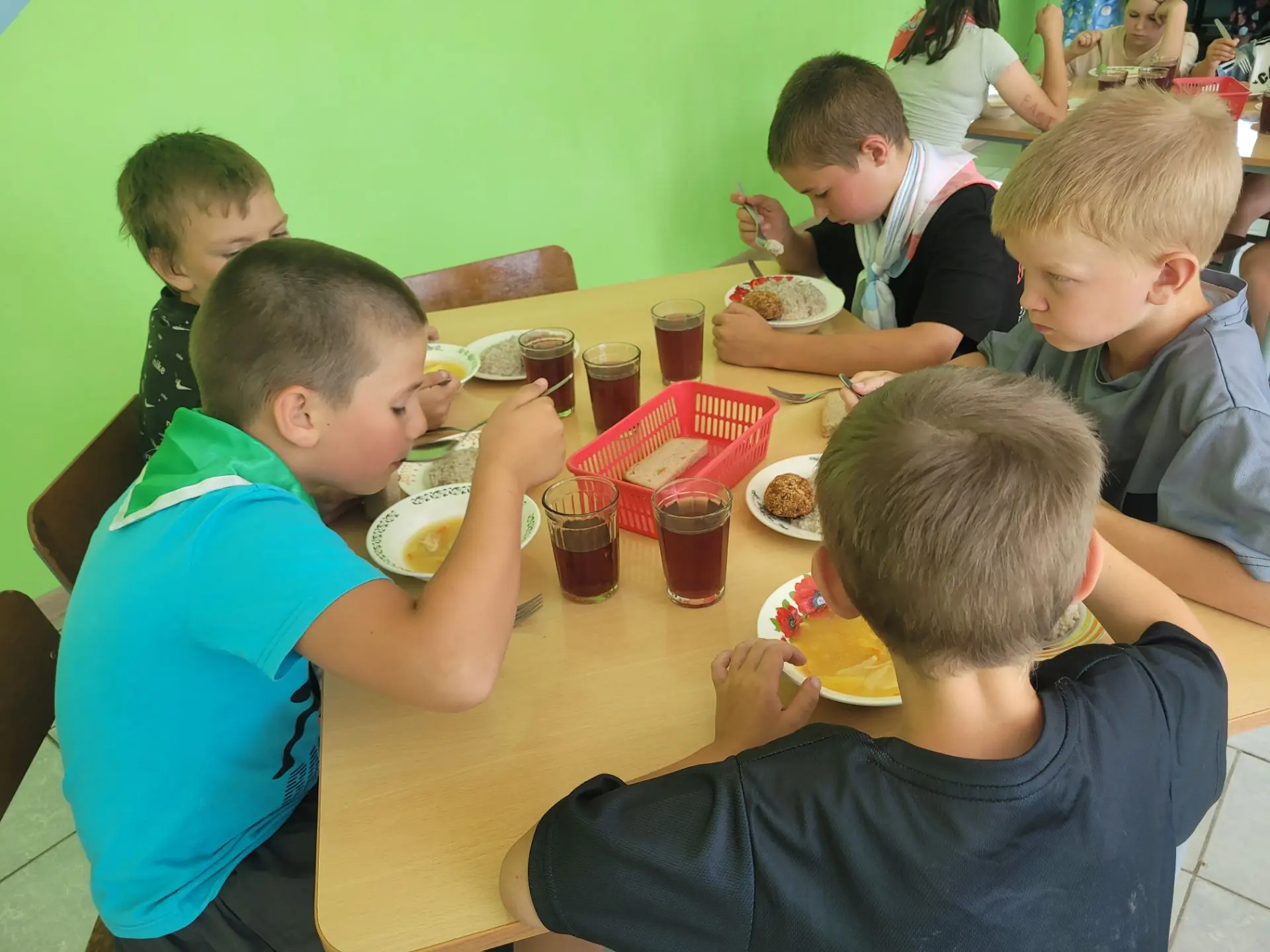 ☀️ДОЛ "Солнышко" ☀️смена №2
День 7️⃣: зарядка, безопасность и ромашки любви.
День в лагере выдался п