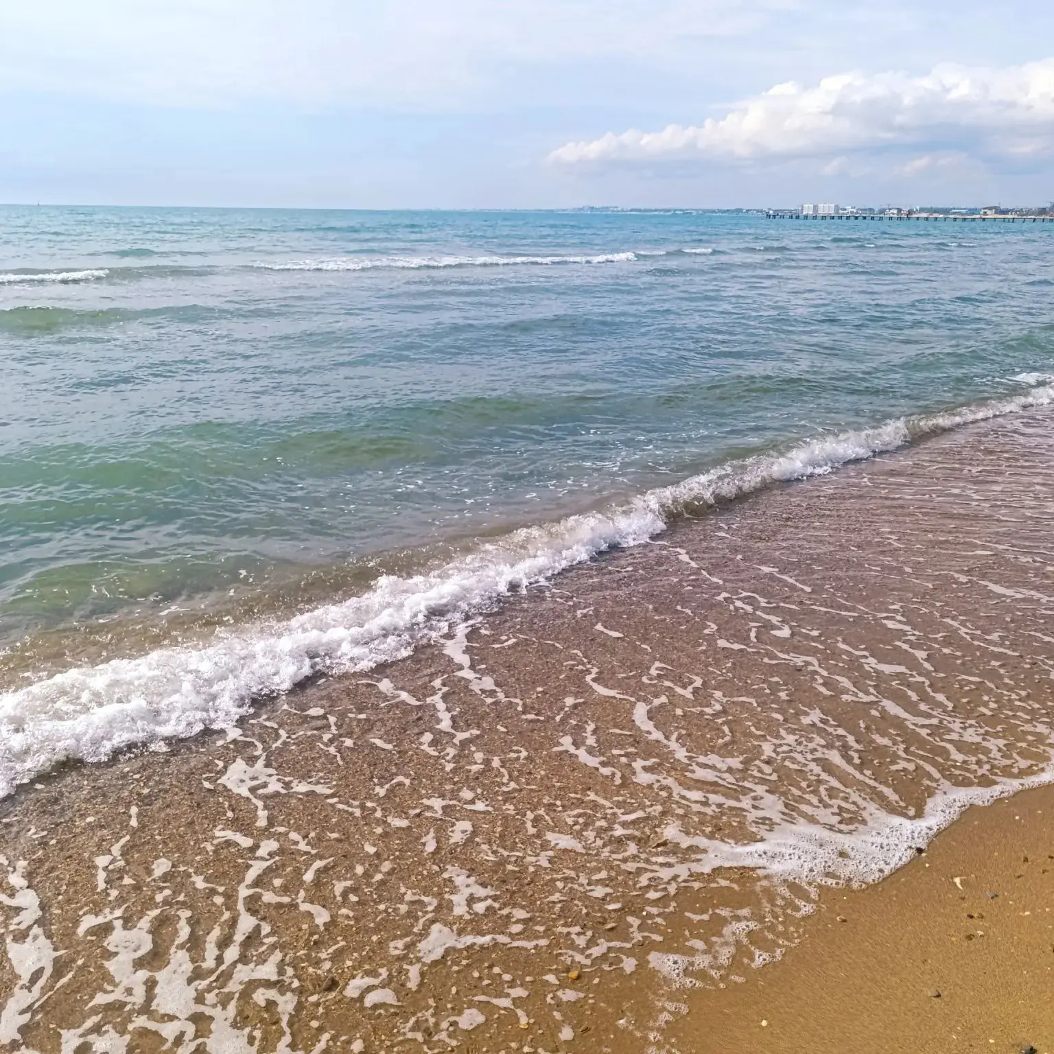 Ребята, присылайте какая обстановка на пляжах? Пишите какой пляж, как водичка, чистая, теплая?

Хоти