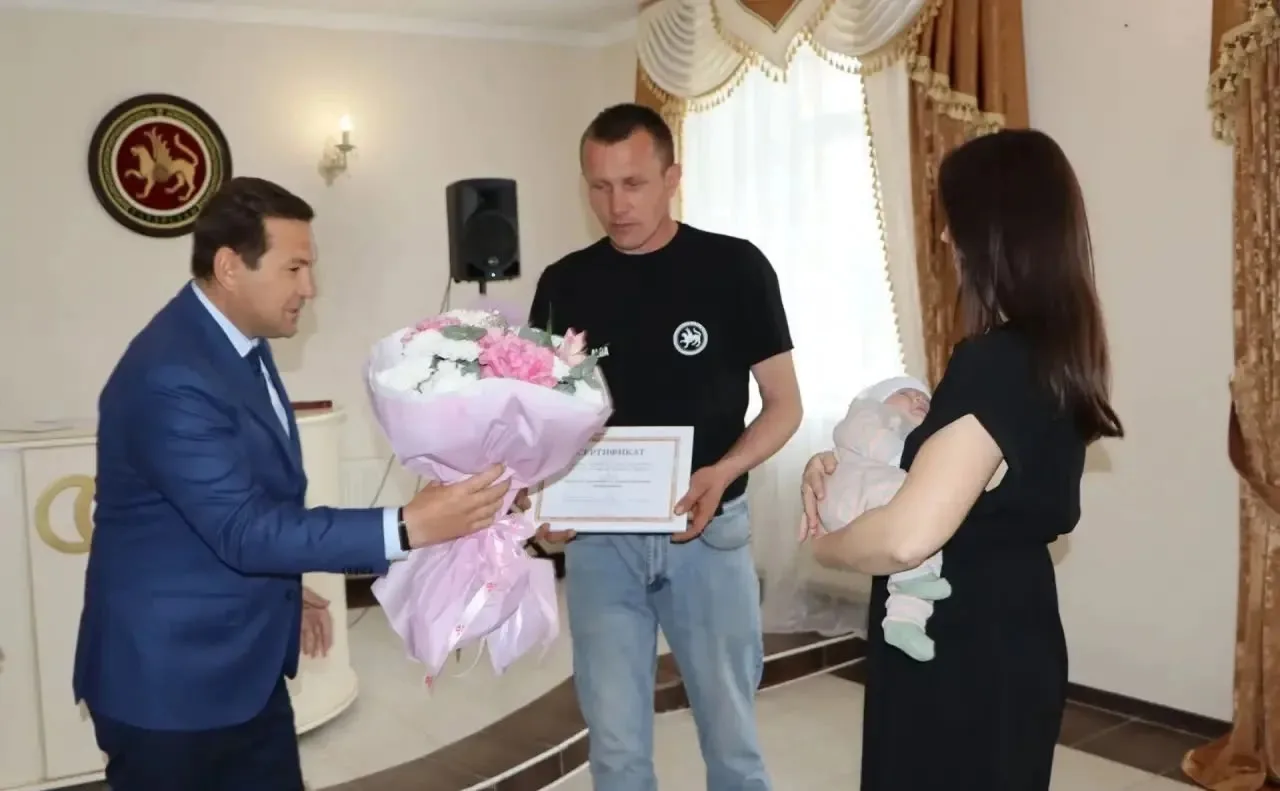 Глава Апастовского района Айрат Зиганшин вручил сертификат на сумму 200 000 рублей семье Мифтаховых 
