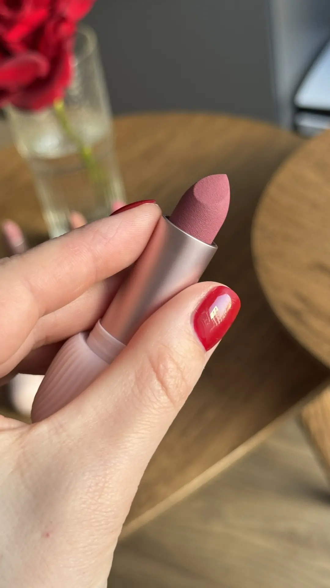 Ну какую красоту прислали Pupa!  Тут новинка — линейка матовых помад ❤️  На свотчах нравятся абсолют