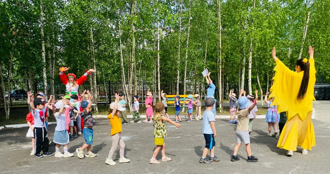 ☀️ КАК МЫ ХОДИЛИ В ГОСТИ К СОЛНЫШКУ!

Сегодня в МАДОУ "Сказка" было настоящее летнее приключение!
🐥