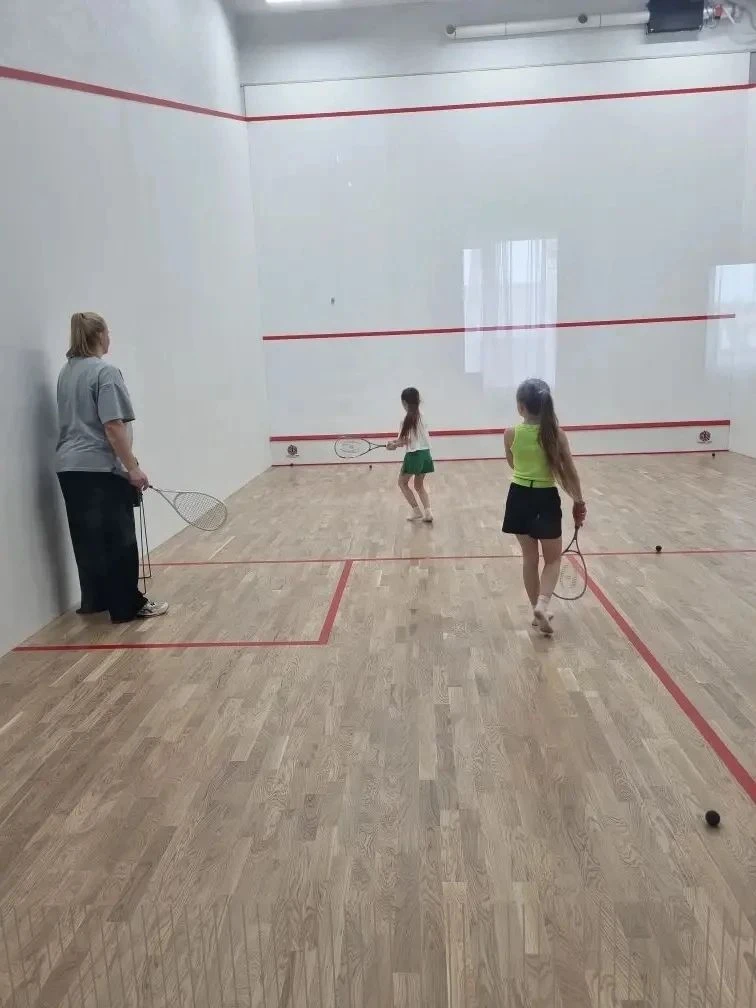 🌞 Летние спортивные баталии: настольный теннис и сквош! 🏓🏐