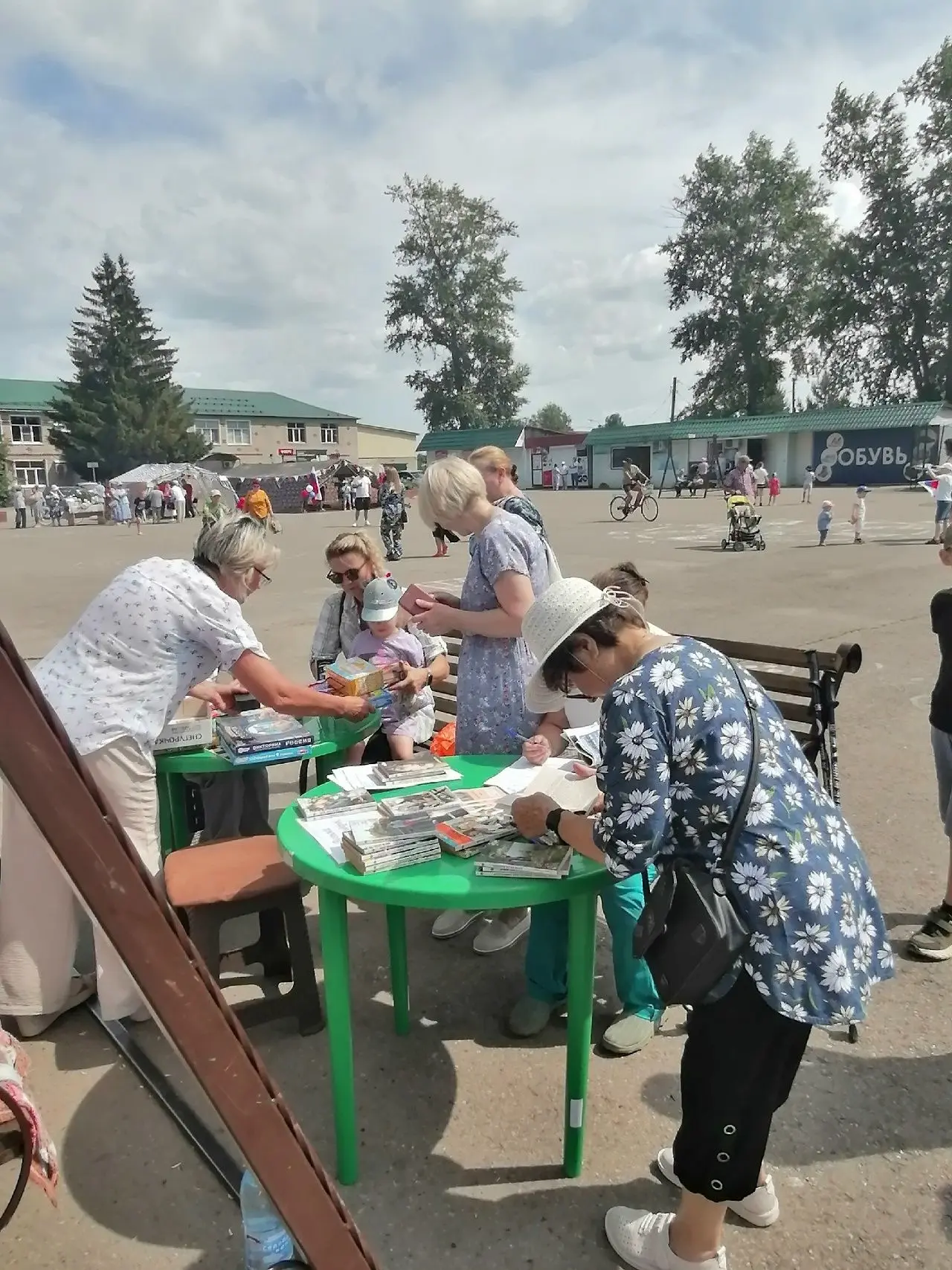 Как мы отметили День России в Туже! 
12 июня наша «Летняя библиотека» стала центром притяжения на пл