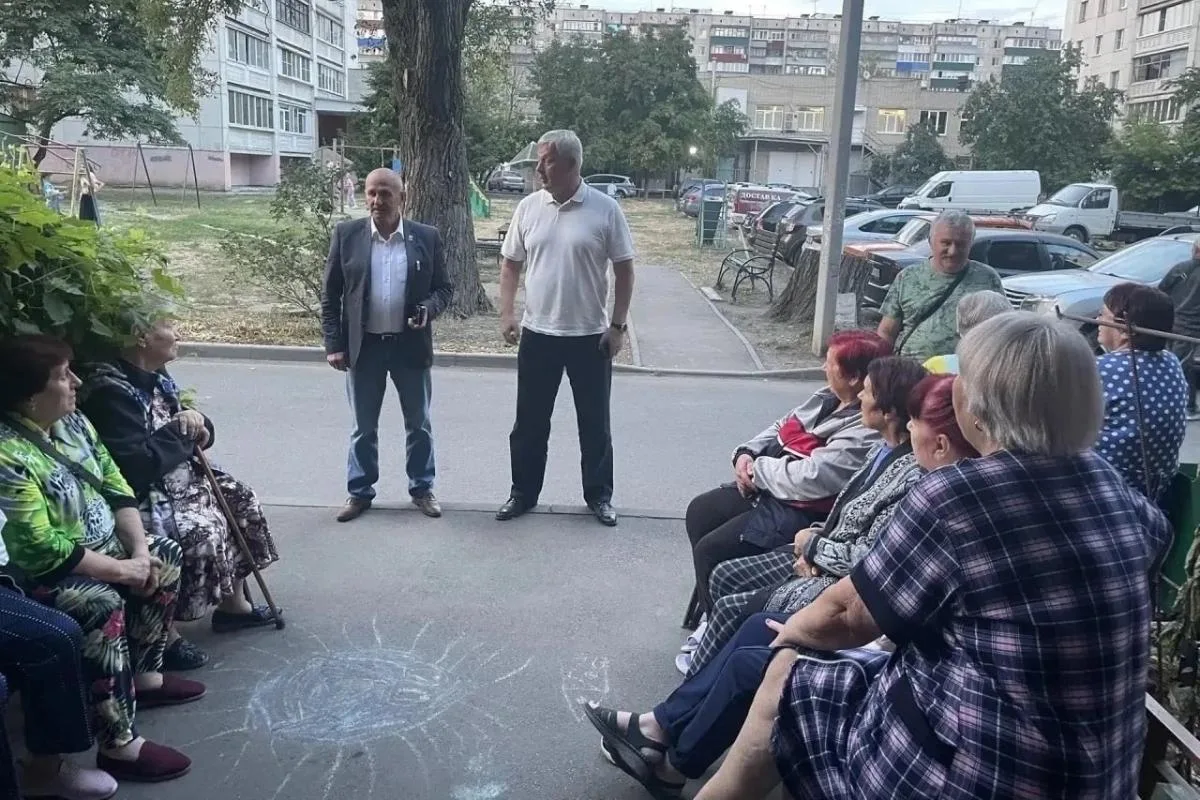 Сми написали, что курского единороса Андрея Дюдина побили на встрече с избирателями. Де...