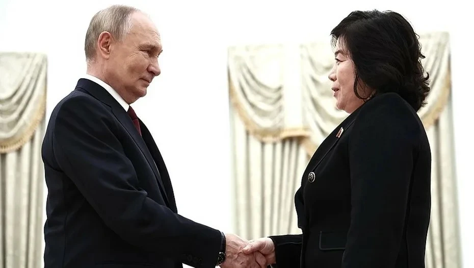 🇷🇺🇰🇵 Владимир Путин в Кремле проводит встречу с главой МИД КНДР, сообщил Песков