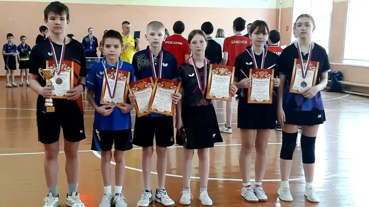 Команда города Сарапула  заняла третье место 🏓 в соревнованиях по настольному теннису.