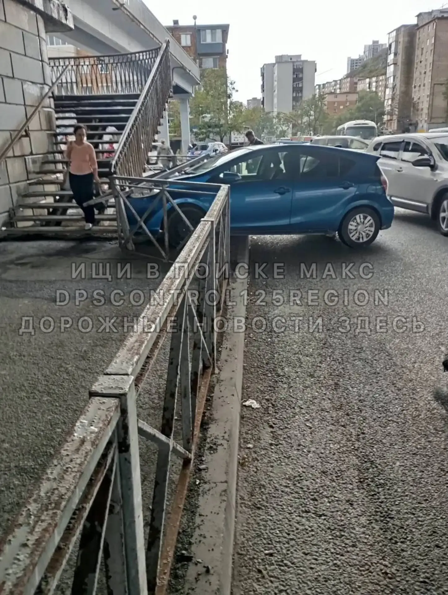 Во Владивостоке в районе Баляева Toyota Aqua улетела с дороги на тротуар, проломив забор