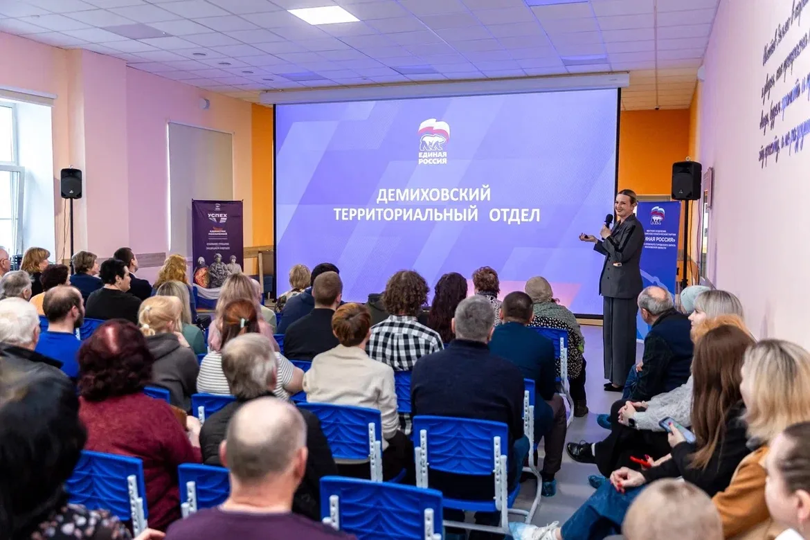 Сегодня встречались с жителями д. Демихово.  В начале выездной администрации уже традиционно рассказ
