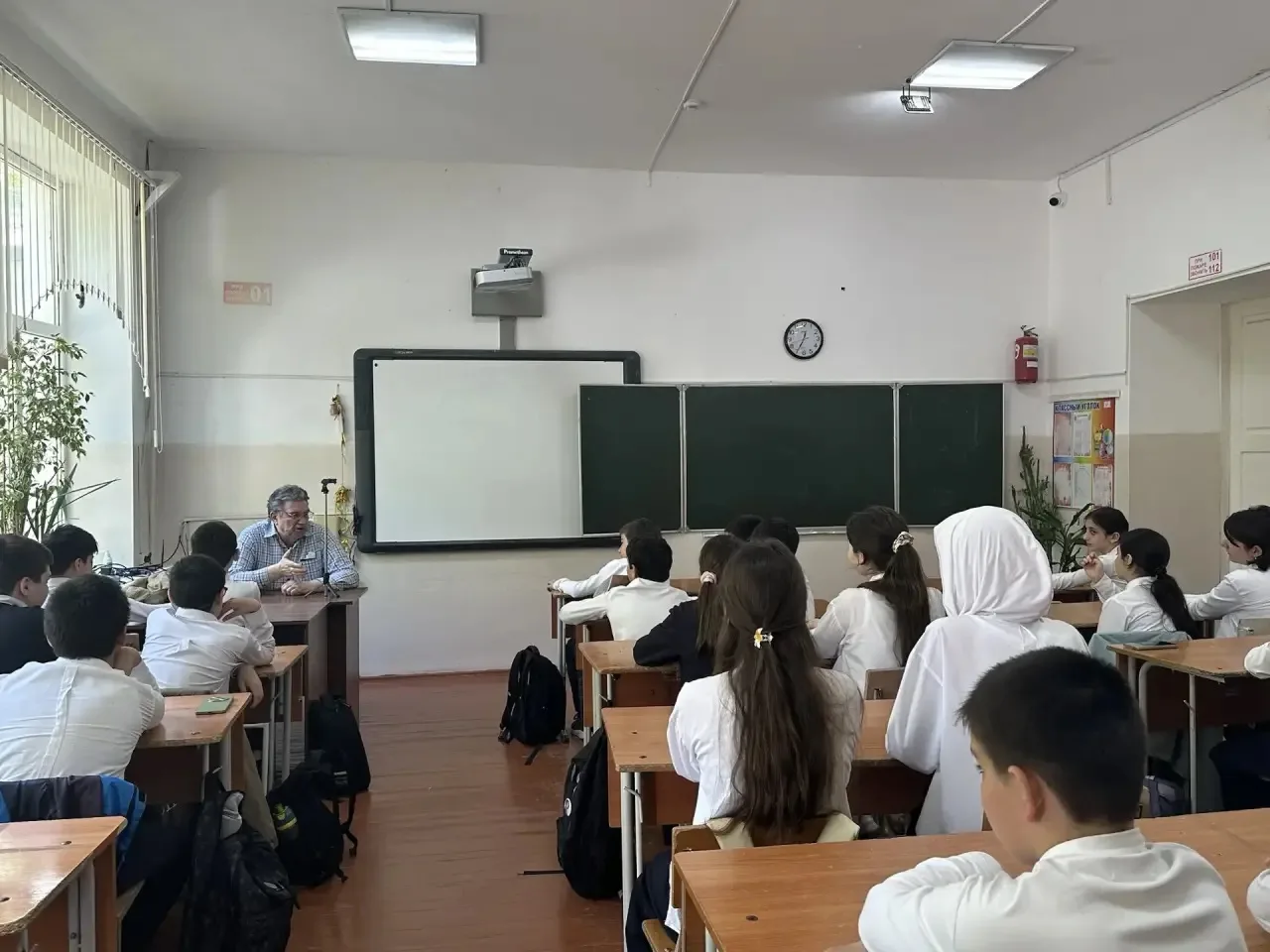 В 6 «В» классе прошёл классный час с Георгием Гаруновом — известным общественным и культурным деятел