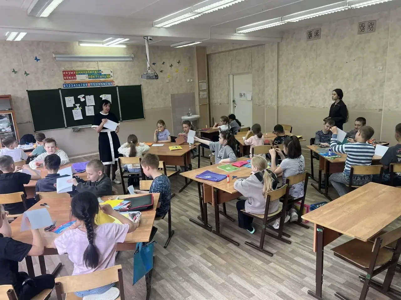 Наши ладошки умеют творить чудеса! Наши отряды научились делать лучших друзей человека из бумаги. Ма