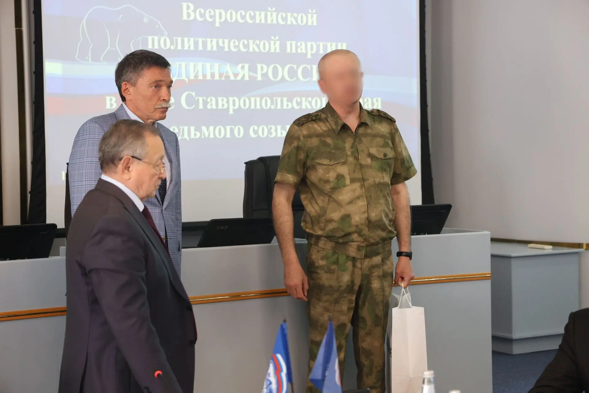 Краевые депутаты передали гуманитарный груз подшефному воинскому подразделению
 
По поручению предсе