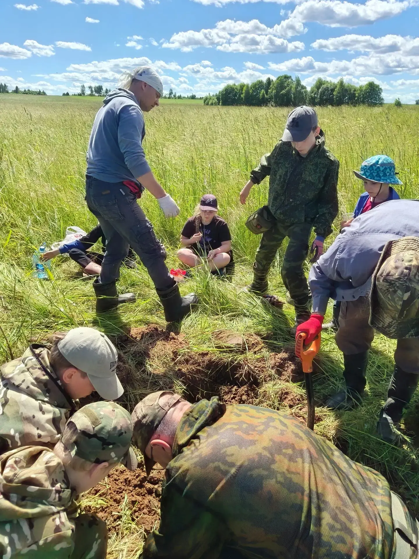Сегодня мы присоединились к работе поискового отряда "Пересвет". Началось всё в лагере с инструктажа