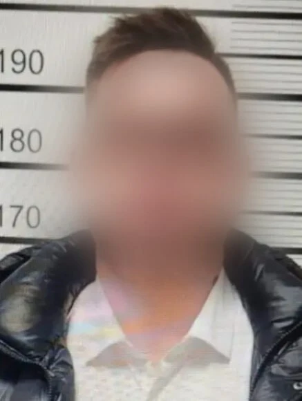 У женщины, стоявшей возле банкомата в магазине на Заневском проспекте, вор вырвал купюр...