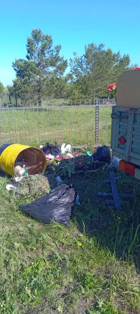 Уборка мусора на кладбище в д. Кочетовка.