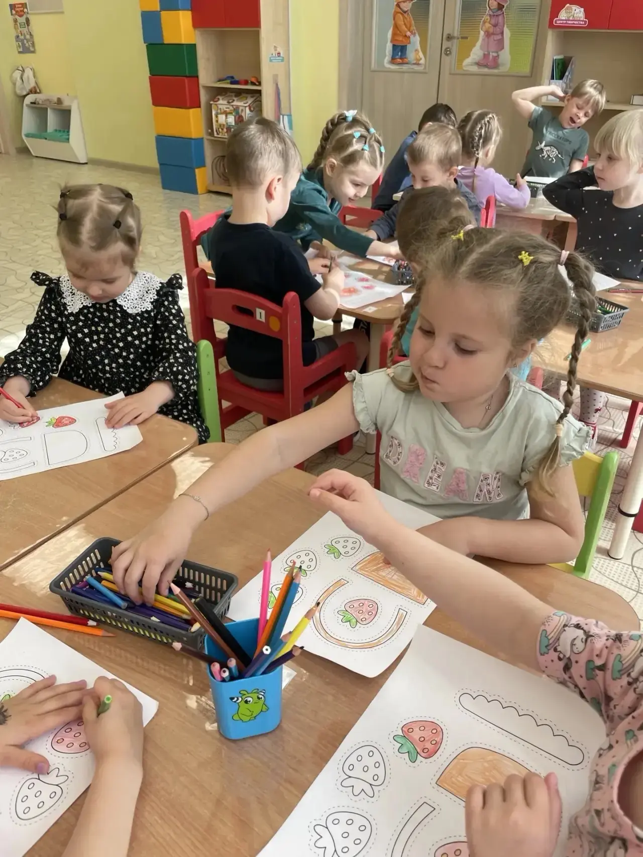 27 Мая - Международный день клубники🍓🍓🍓
Клубника - аппетитная и ароматная ягода. Эту ягоду любят 