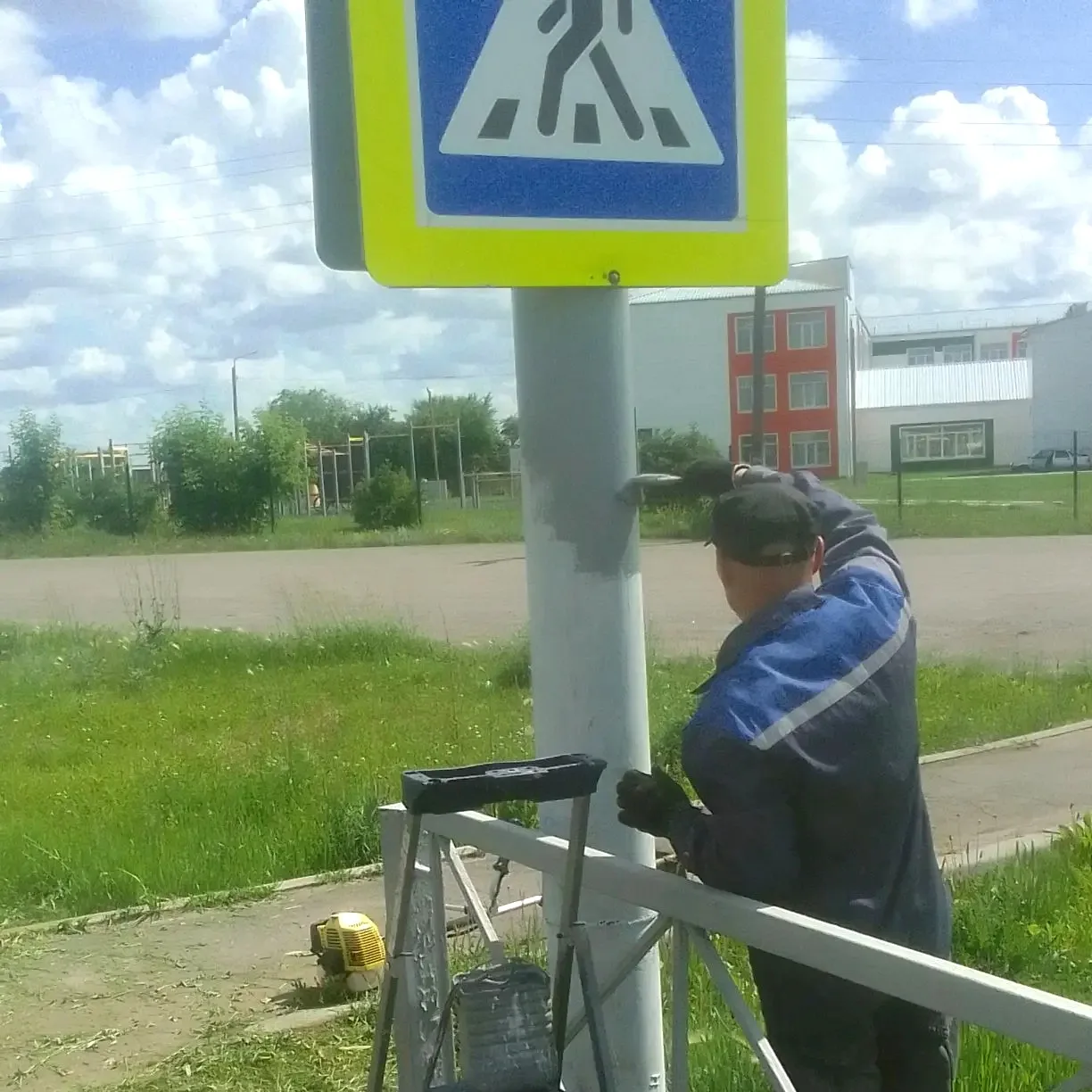 👍В Целинном приводят в порядок дорожные знаки.