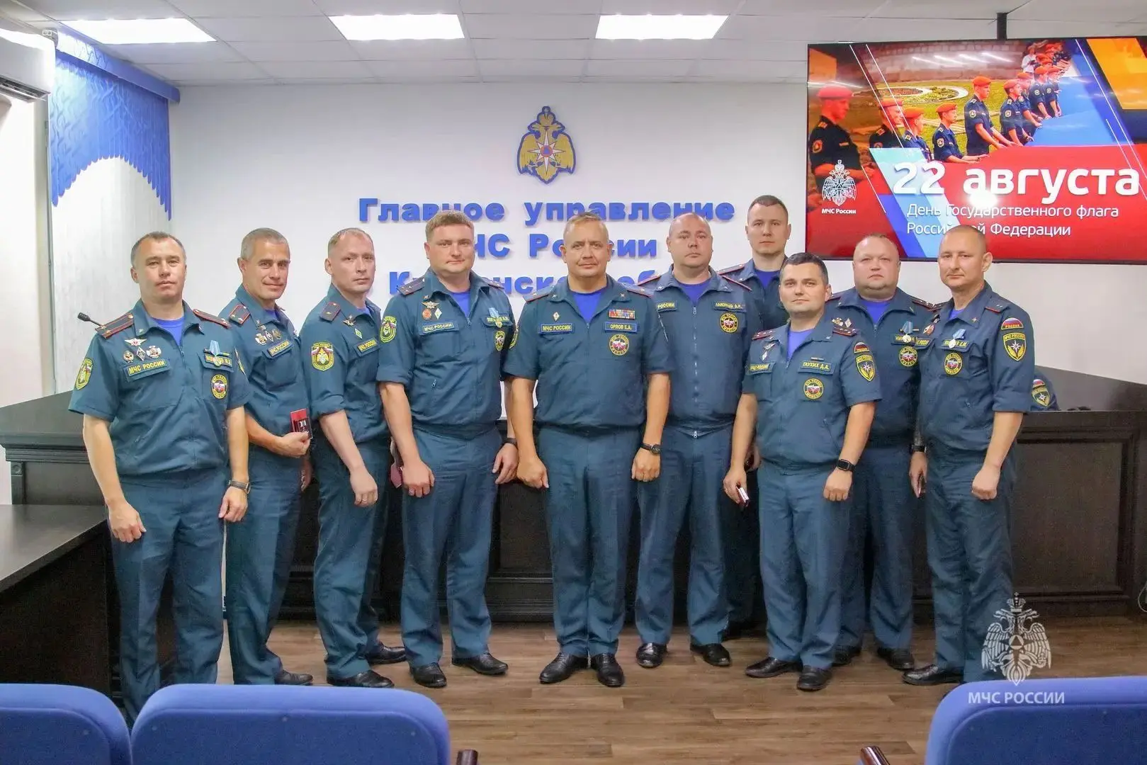 В преддверии Дня Государственного флага РФ в областном чрезвычайном ведомстве чествовал...