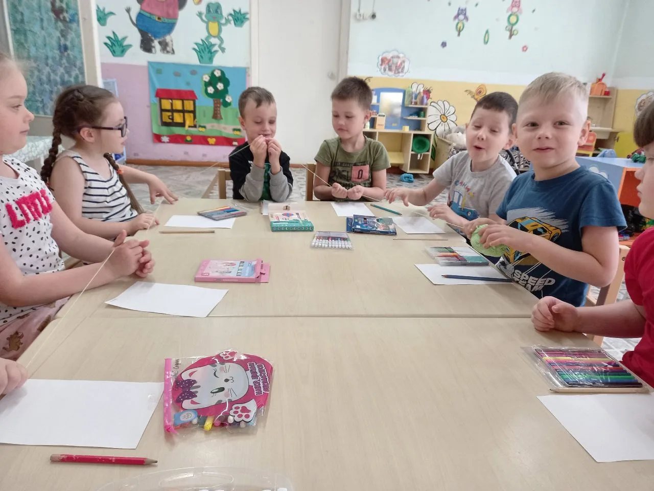 В Международный День друзей в старшей группе "Грибочки" прошла интересная игра "Клубок дружбы" и рис