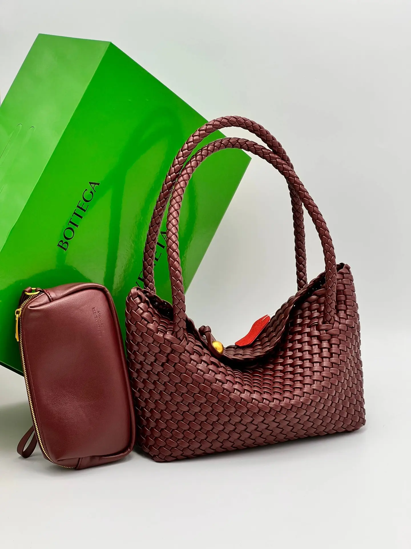 Плетеная сумка-хобо в стиле Bottega Veneta с характерным узором intrecciato и круглыми ручками.
-нат