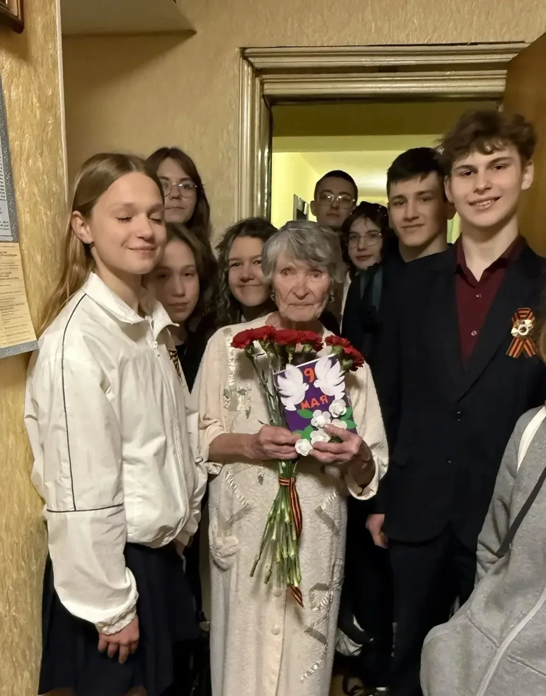 🎖️ В преддверии Дня Победы обучающиеся школы поздравили тружеников тыла и детей войны.  Ученики и пе