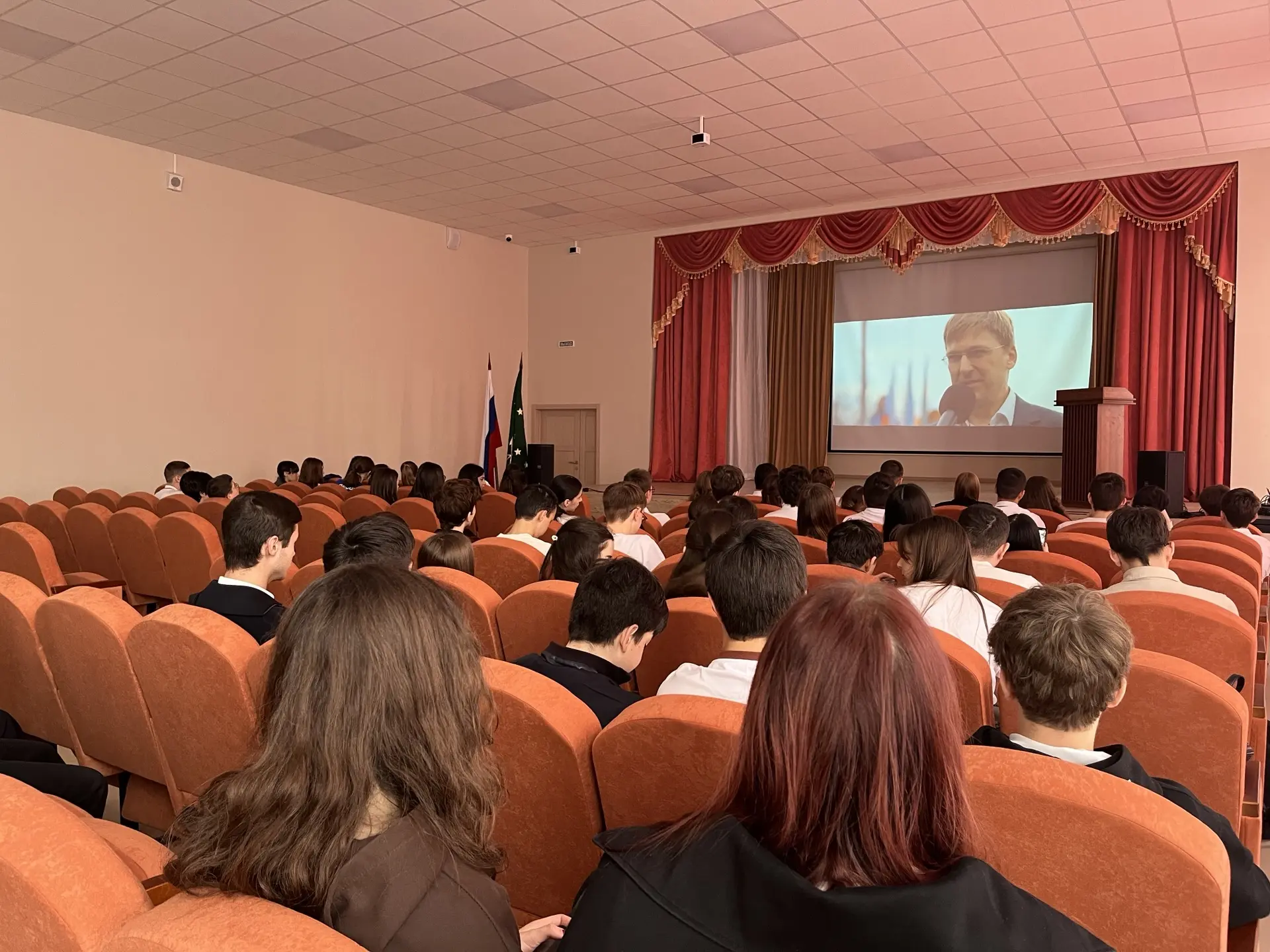 🎬 В школе прошёл кинопоказ «Красные ленты»  Это история о крошечном партизанском отряде в стенах окк