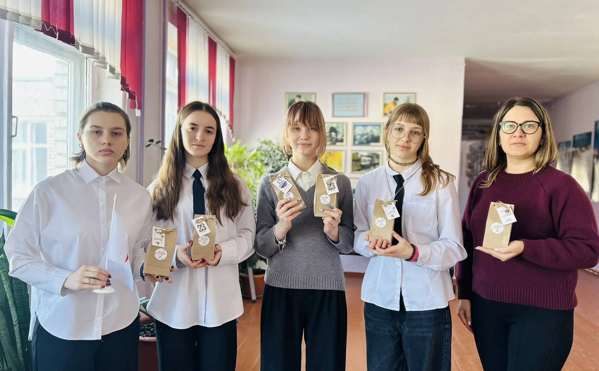 Подарки отцам-спортсменам 🎁   Активисты движениях первых нашего комплекса совместно с советником дир