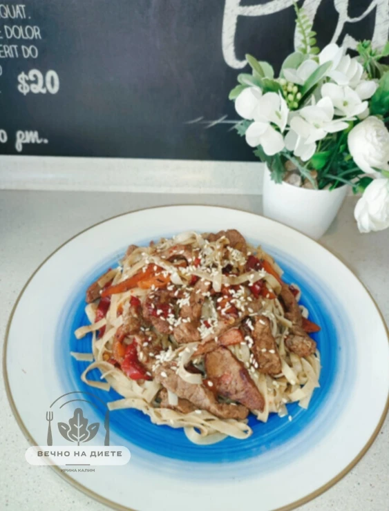 💢Удон с телятиной, овощами и устричным соусом. Звучит невероятно, готовится быстро, стоит недорого 