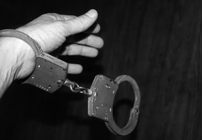 В Перми мужчина ударил жену ножом в магазине на почве ревности: его арестовали

Следователь следстве